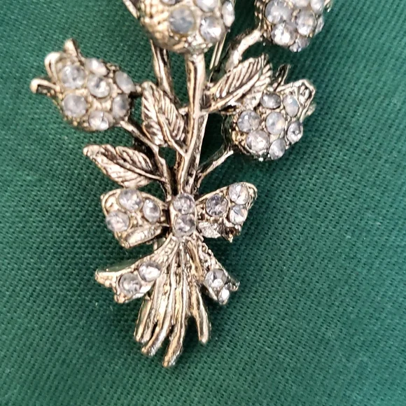 Lovely Floral Pin - Picture 3 of 4
